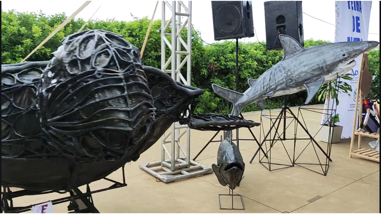 ações ambientais esculturas de animais marinhos feito com material reciclado