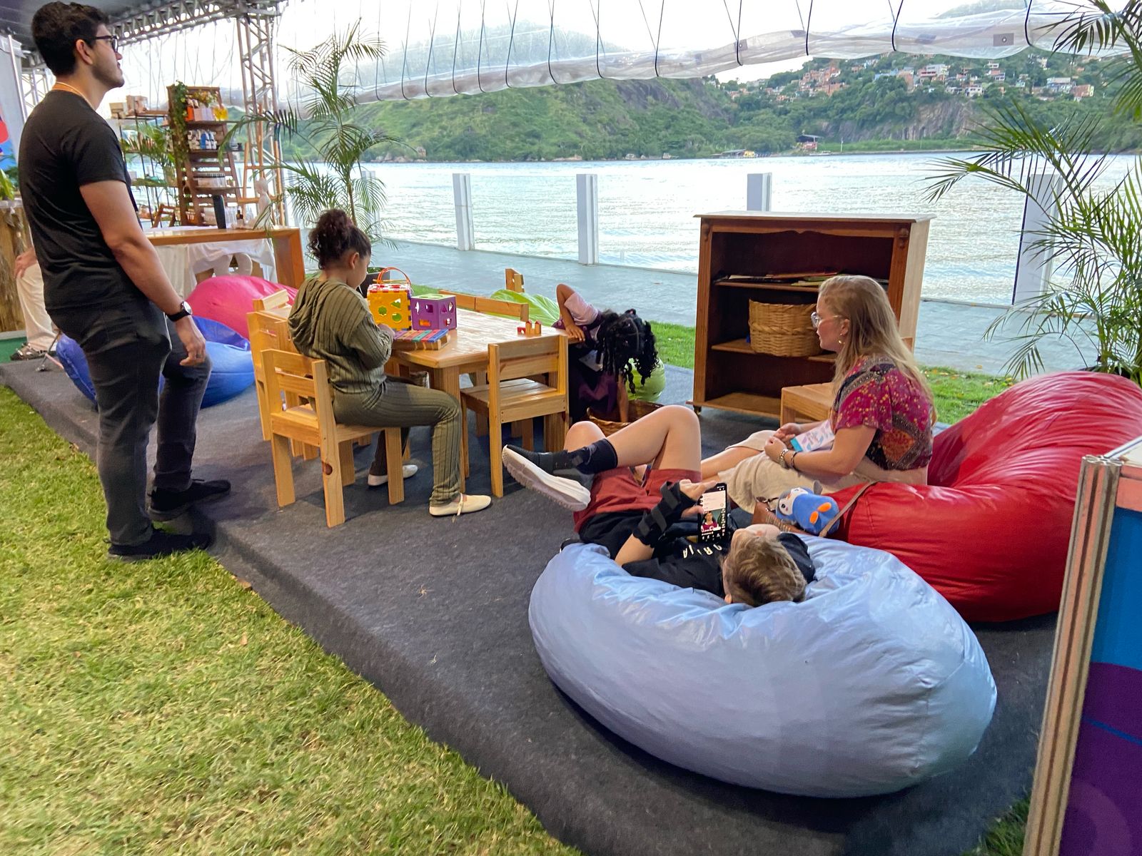 services-img Bela vista do mar, vista de dentro do evento Expolife 2025