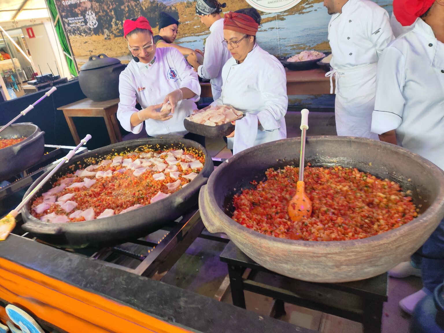 Chef Kênia preparando o Moquecão no 9º Festival da Moqueca Capixaba