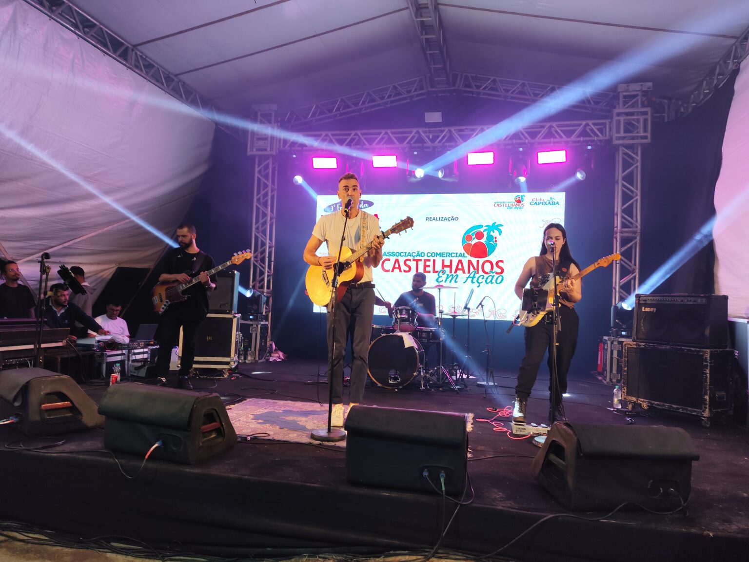Show musical do Douglas Lopes no 9º Festival da Moqueca, cantando a música Rerigtiba ao Vivo
