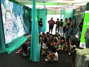 p13d telão crianças no chão